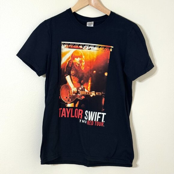 Taylor Swift Red Tour 2013 Black Concert T-Shirt w/ Tour Dates Gildan Guitar - Picture 1 of 8